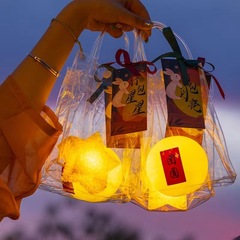 中秋節は月を包んで手をつないで発光して屋台を並べます。