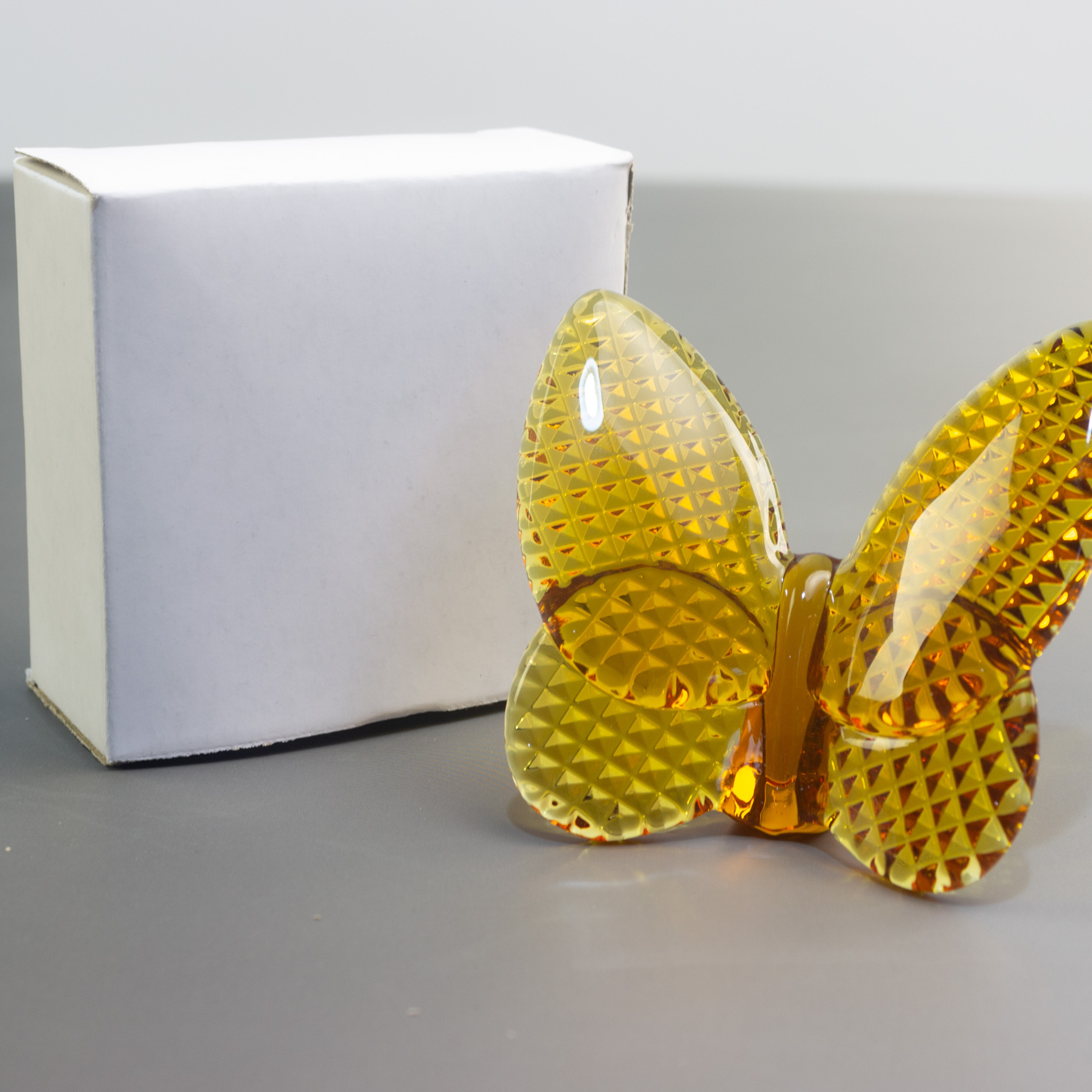 다이아몬드 얼굴 노란 나비