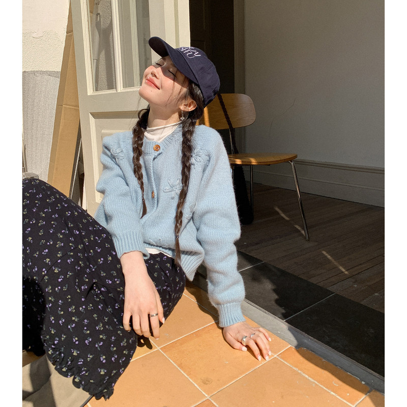 New Autumn/Winter Gentle Style Round Neck Simple Soft Knit Cardigan Korean Style Three-Dimensional Floral Blue Sweater Cardigan for Women New Autumn/Winter Gentle Style Round Neck Simple Soft Knit Cardigan Korean Style Three-Dimensional Floral Blue Sweater Cardigan for Women