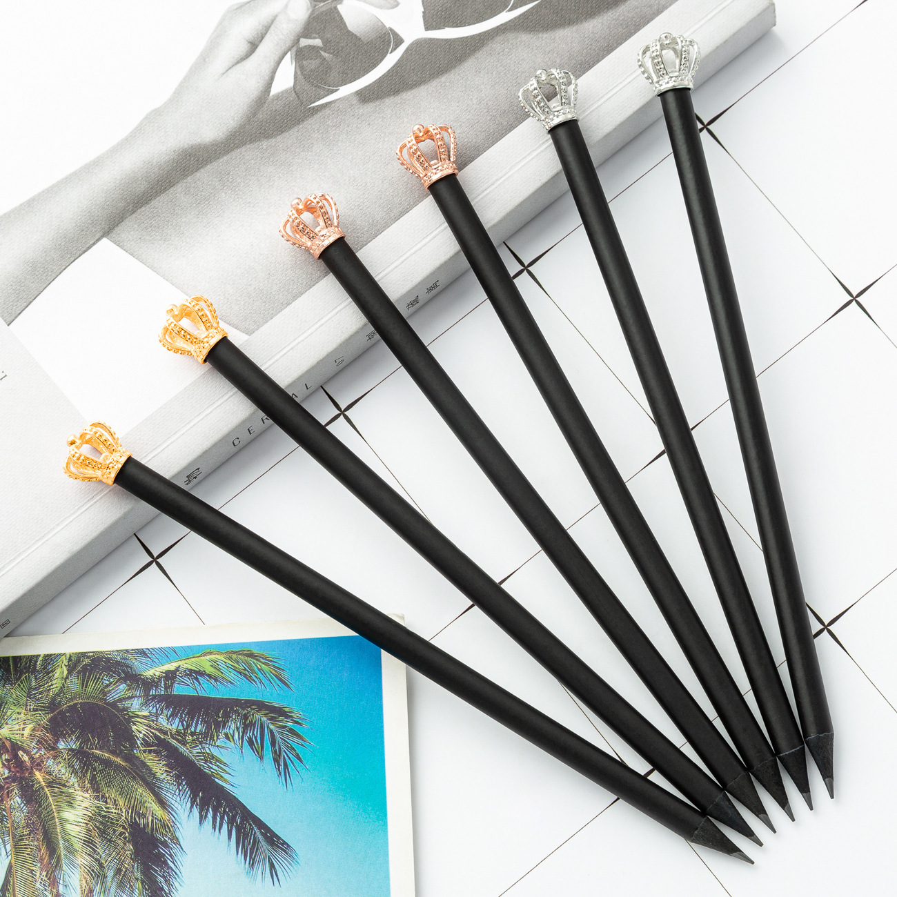 Nuevo dibujo animado corona estudiantes escriben pintura madera negro lápiz fábrica al por mayor logo imprimible lápiz de escritura