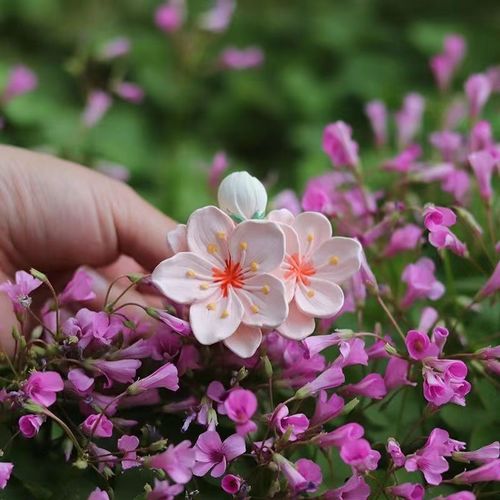 车载栀子花桃花空调出风口汽车香薰精油扩香石车用固体香水装饰品