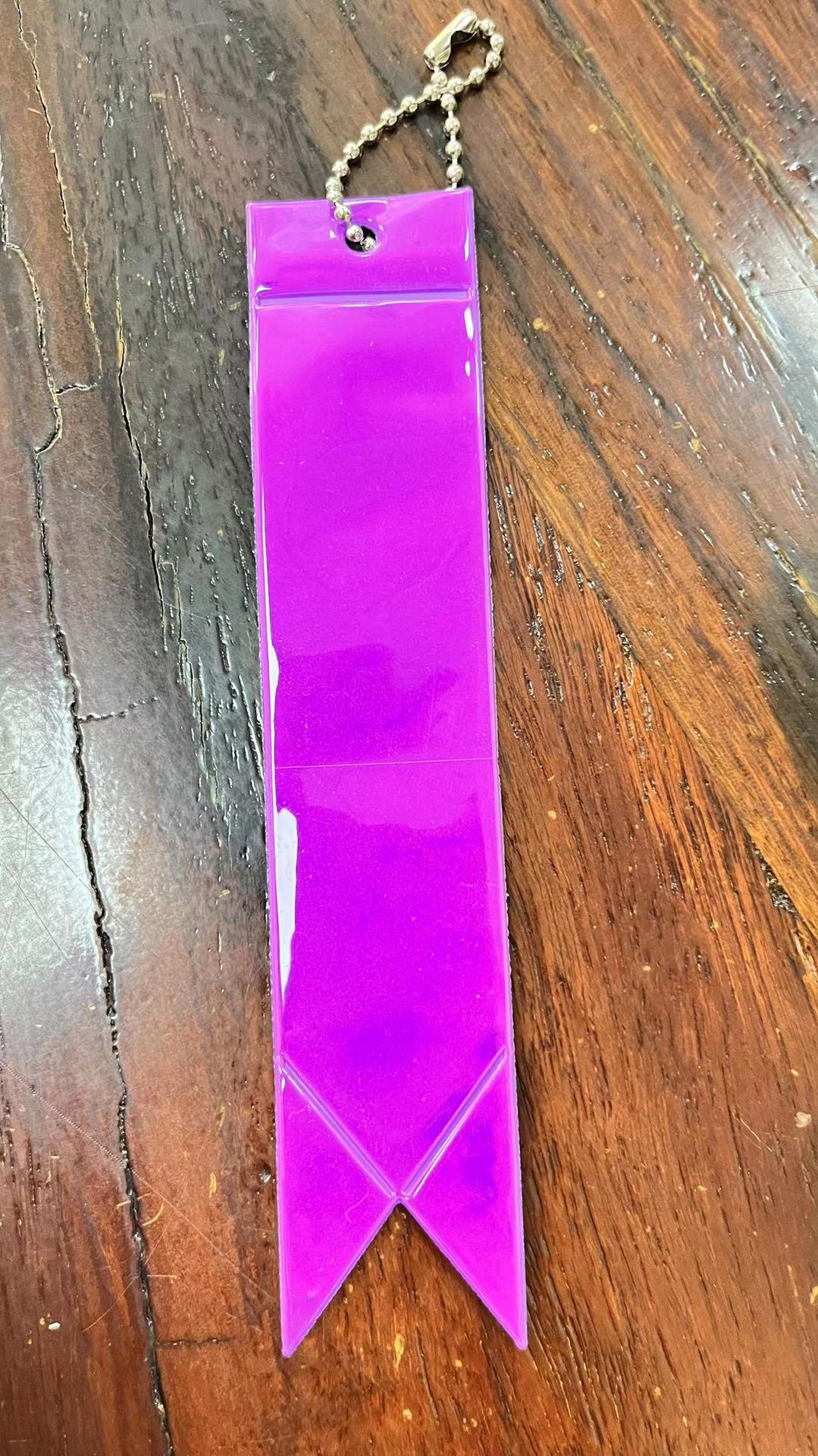 Venta caliente transfronteriza 13 colores colgante reflectante serpentina PVC reflectante bolsa colgante llavero fluorescente fabricante spot