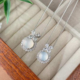 轻奢精致在逃公主蝴蝶结玉髓高级感项链铜合金镶嵌饰品批发吊坠