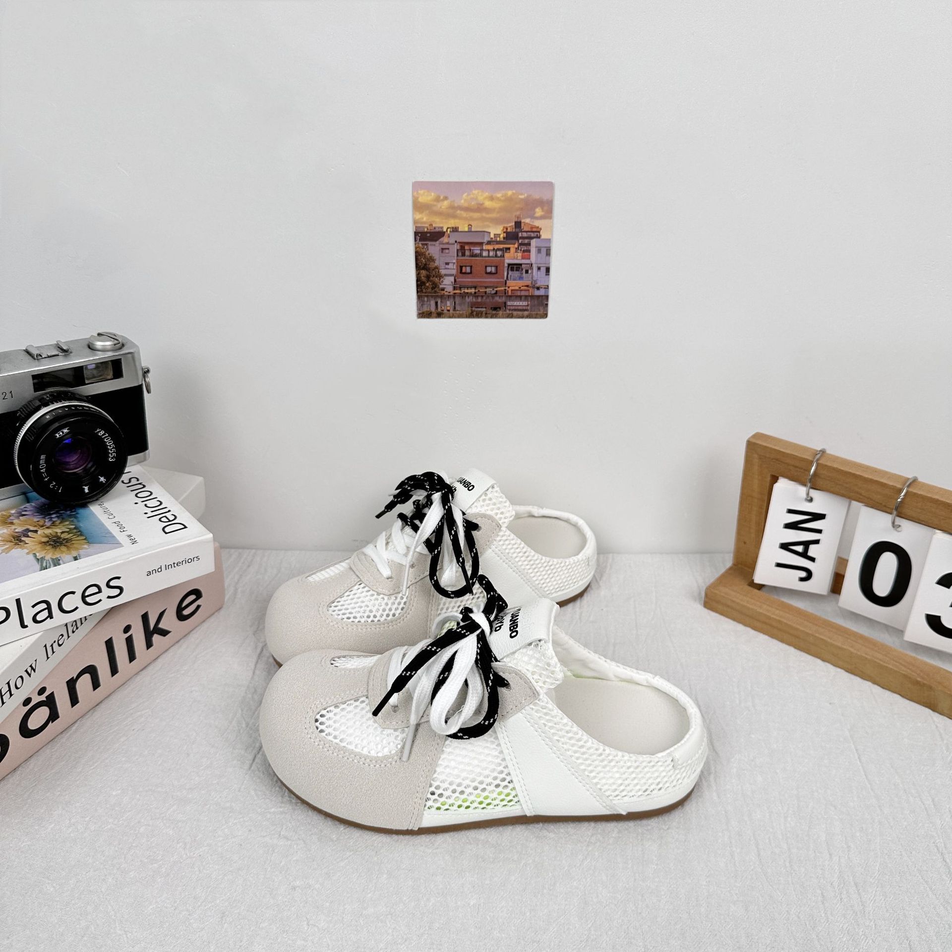 Yuanbo nuevos zapatos de entrenamiento alemán de fondo plano zapatos casuales de mujer con cordones de verano Baotou medias pantuflas zapatos de mujer zapatos blancos pequeños en nombre del cabello image 5