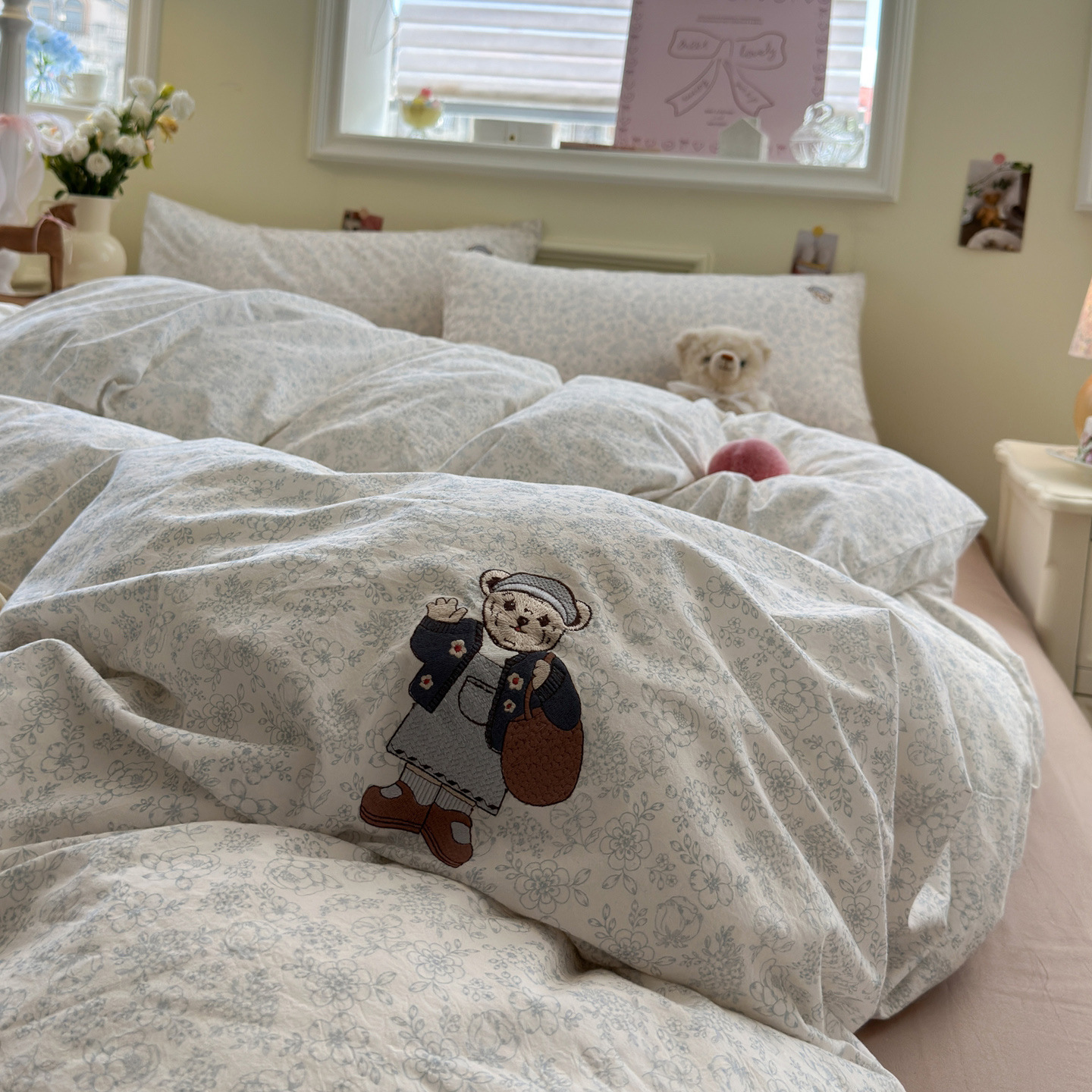 Una clase de madres y bebés bordados nubes de algodón cuatro piezas de sábanas de algodón puro cubierta de colcha de cama de tres piezas