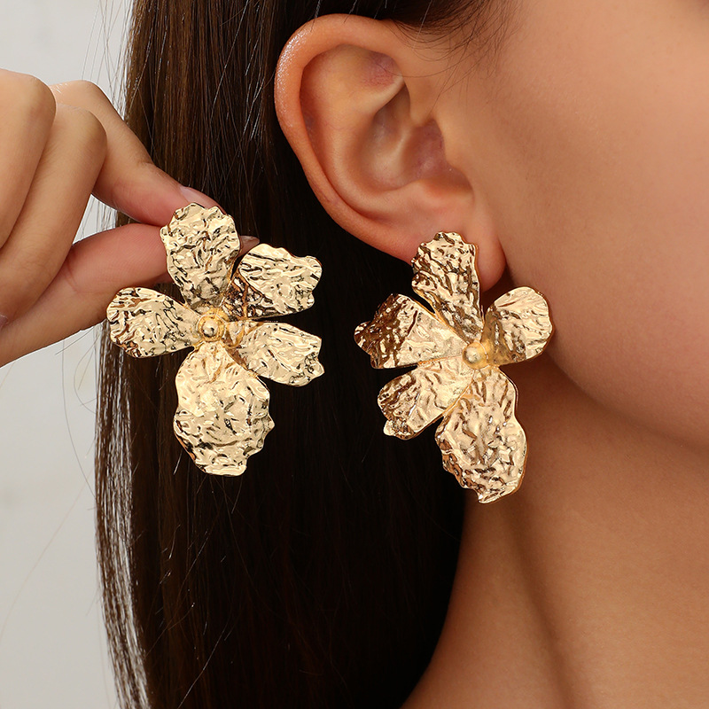 Pendientes de metal con diseño de flor, estilo minimalista europeo y americano, pendientes retro franceses con personalidad, elegantes y de alta gama, venta al por mayor directamente del fabricante.