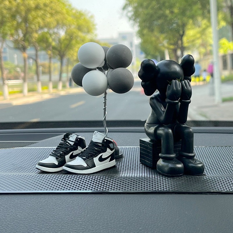 Panda shoes + gray ball + black face covering ks + pad