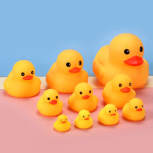 搪胶捏捏叫小鸭子宝宝洗澡玩具儿童游泳池戏水港版小黄鸭发声玩具