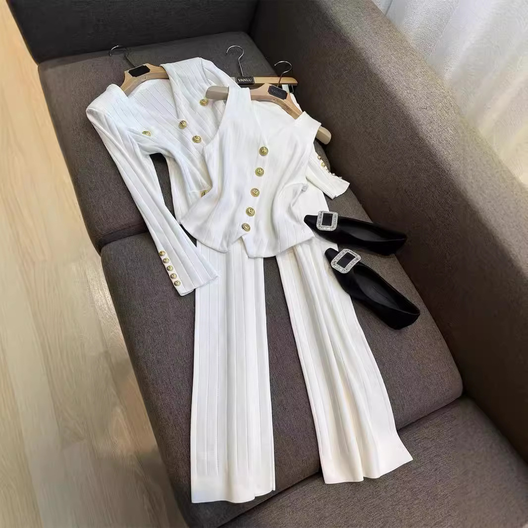 Damenbekleidung Set mit kurzem Strickcardigan, Metallknopf am Hals, Weste und Hose mit weitem Bein_voghion.com