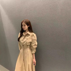 韓国のchi春秋のフランス風の気質は襟の単列のボタンのポケットをひっくり返して腰を収めてやせている長袖のシャツ式のワンピースの女性を現します。
