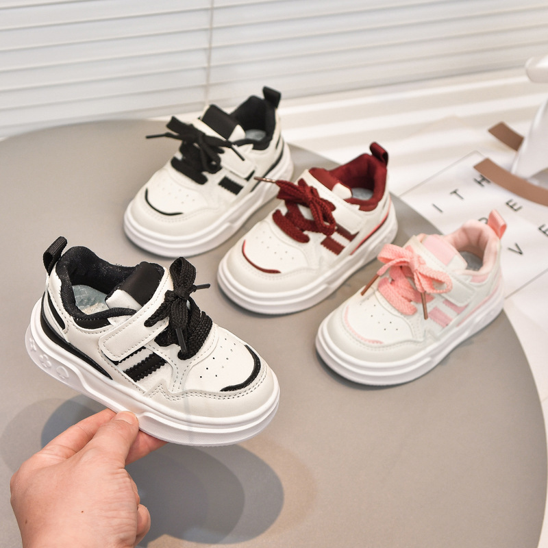 Una zapatilla de cuero para niños, zapatillas antideslizantes de suela suave coreana, zapatos blancos de niña transfronterizos