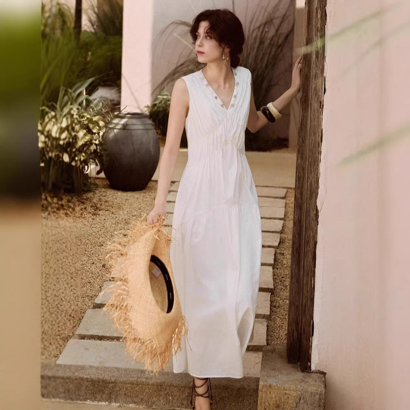 French-Style Light Luxury High-End Design Sleeveless Elegant Heavy-Duty Craftsmanship Holiday-Style Beaded V-Neck Dress with Waist-Cinching Effect for a Slimming Effect 2026