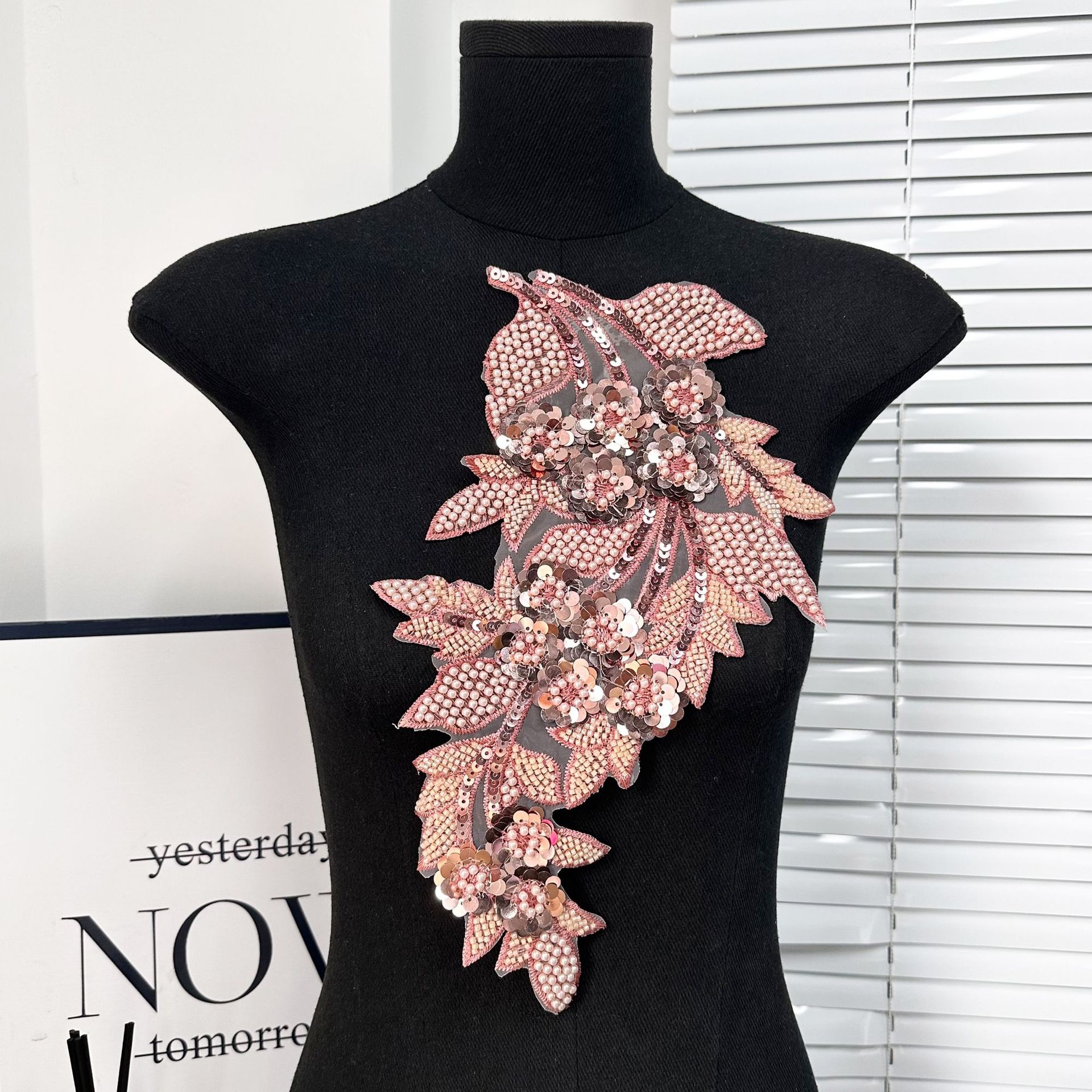 Ventas transfronterizas calientes de bordado de malla sequinilla de tela de color plateado pegado vestido vestido vestido de rendimiento ropa accesorios DIY