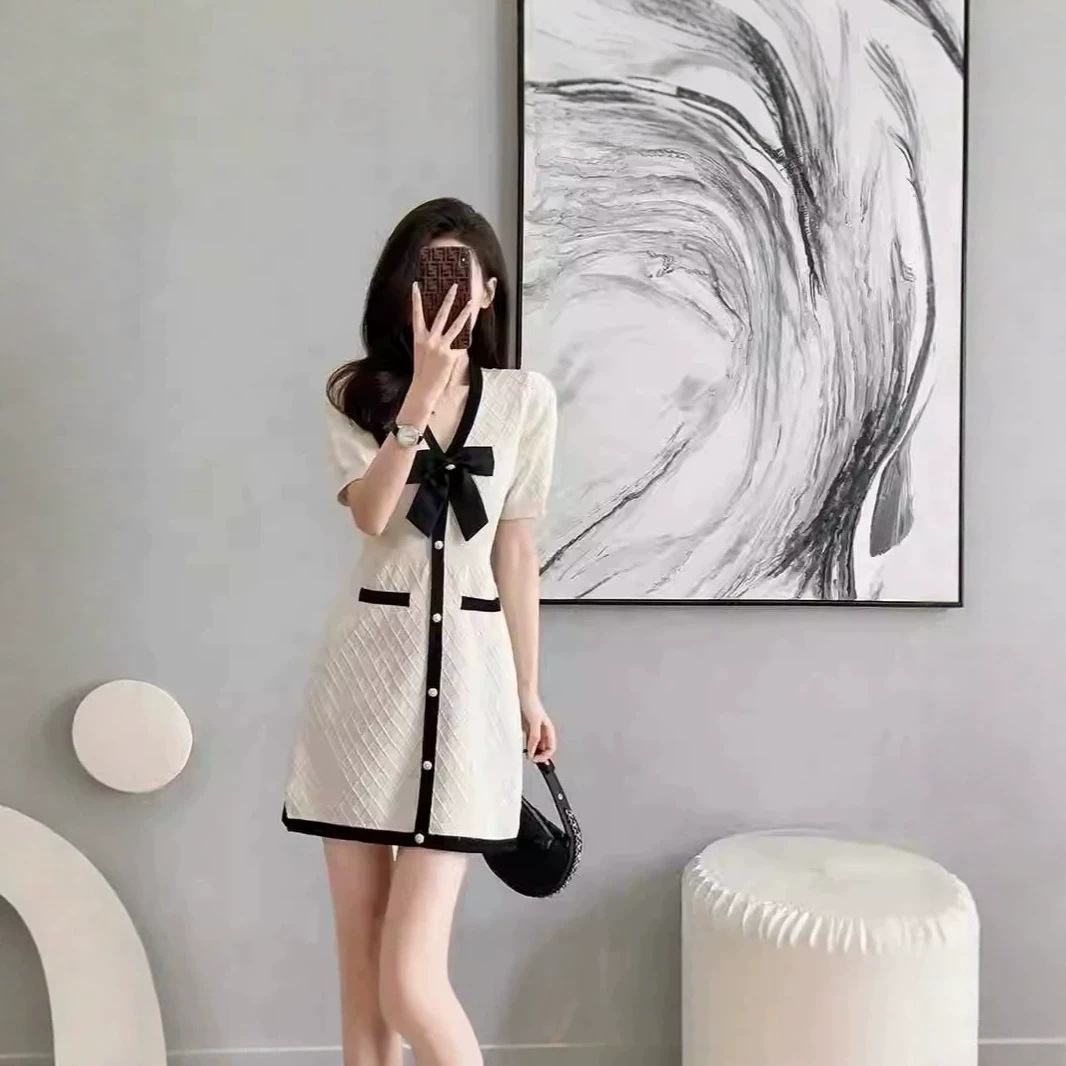 Đầm suông cổ V tay ngắn phong cách Pháp, chất liệu dệt kim mềm mại — màu trắng chi tiết 1