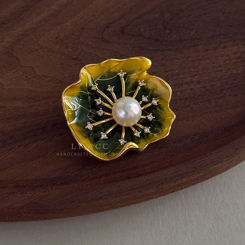 Nuevo broche de flor de perla barroca natural retro, broche antiexposición de nicho de alta gama, ramillete de platycodon