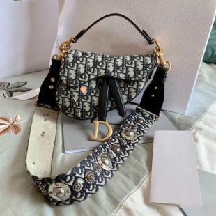 ����Ů�¿�Ҹ�°���б��ٴ�͹��R��������̽���С����һ�����]