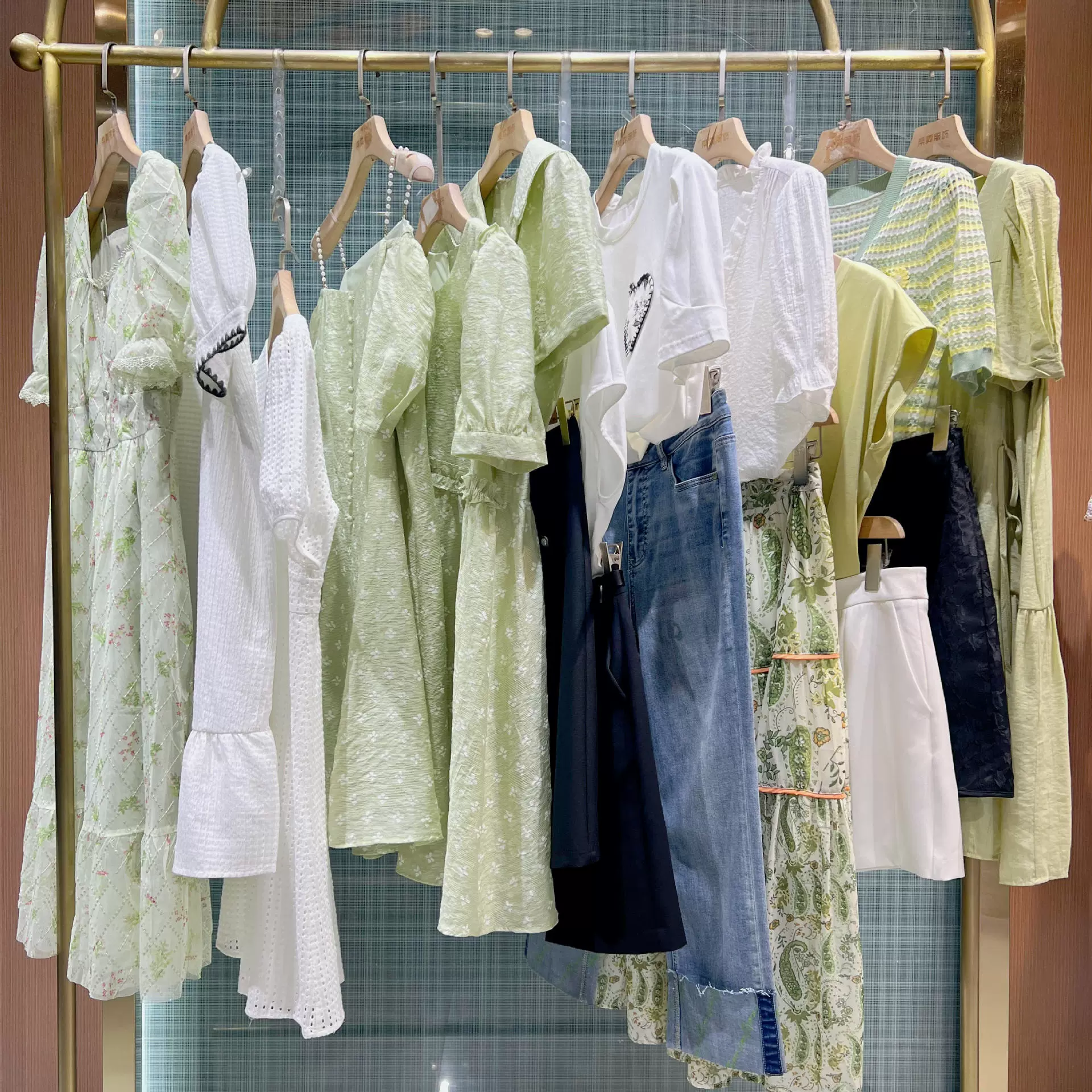 Высококачественный бренд Xiangying Women Women Оптовый торговый центр снимает товары