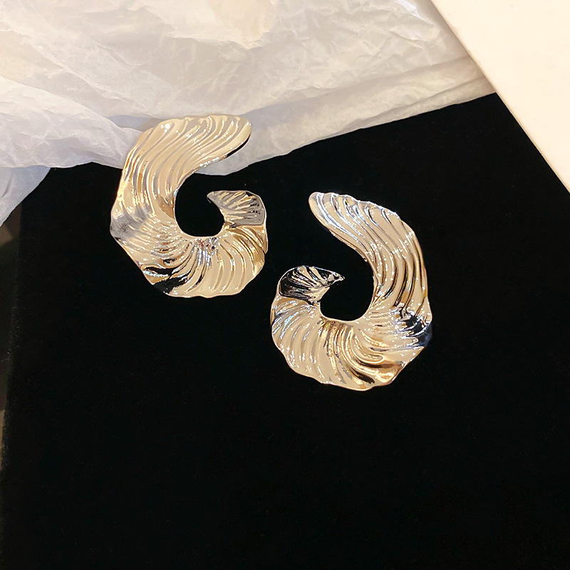 Pendientes de patrón geométrico irregular de aguja de plata Pendientes de temperamento de sentido de diseño único femenino Pendientes de sentido de alta gama europeos y estadounidenses explosivos