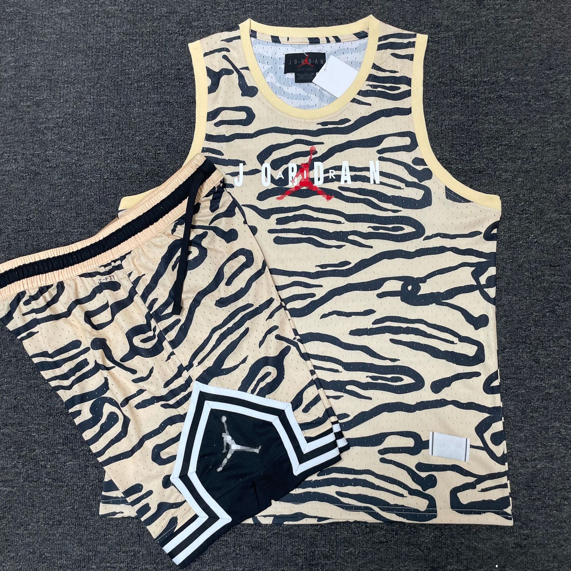 Nuevo conjunto de ropa deportiva de hombre volador en verano, entrenamiento de carrera para hombres, chalecos cortos transpirables de secado rápido, dos juegos al por mayor