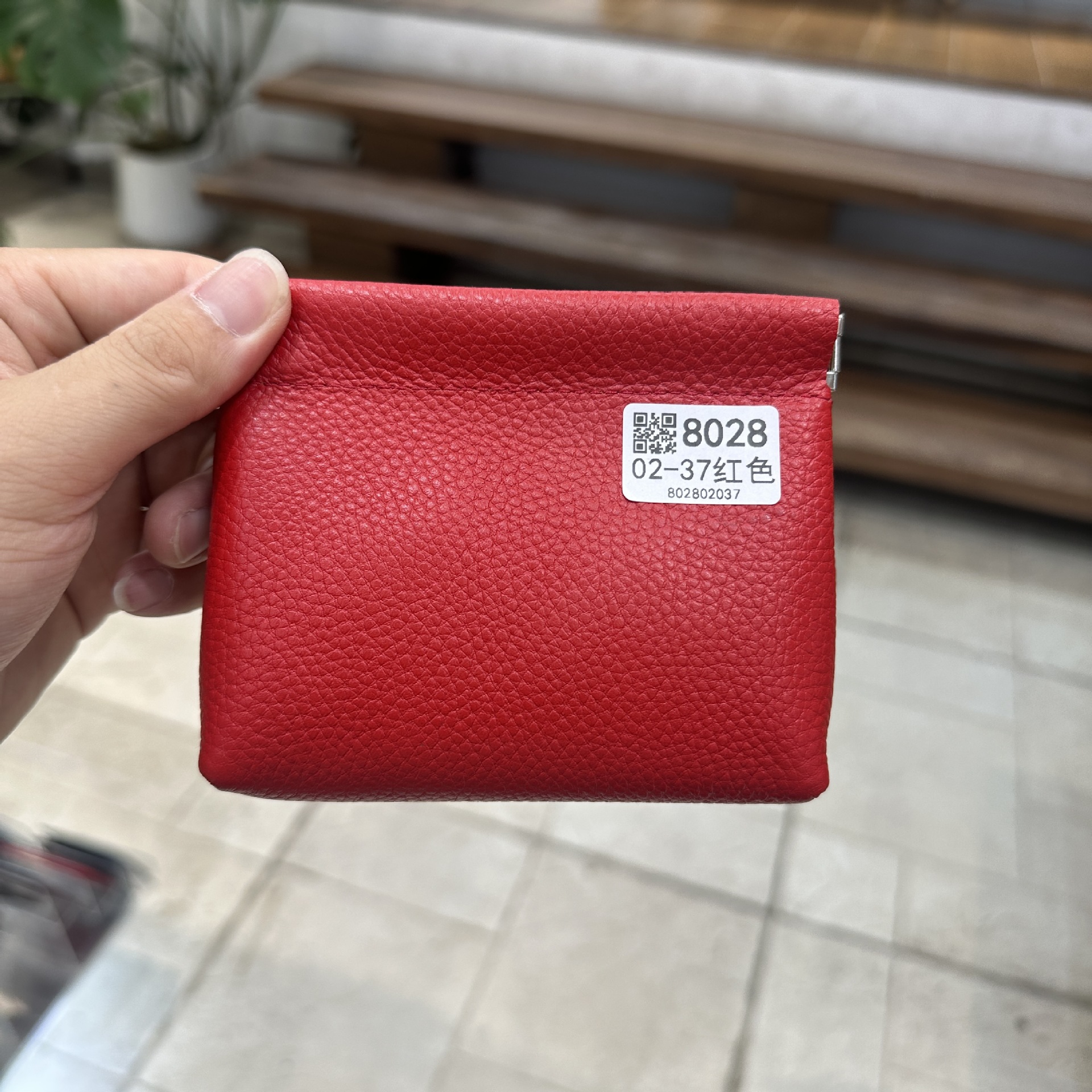 厚手の収納袋のトップ層の牛革は閉じています。