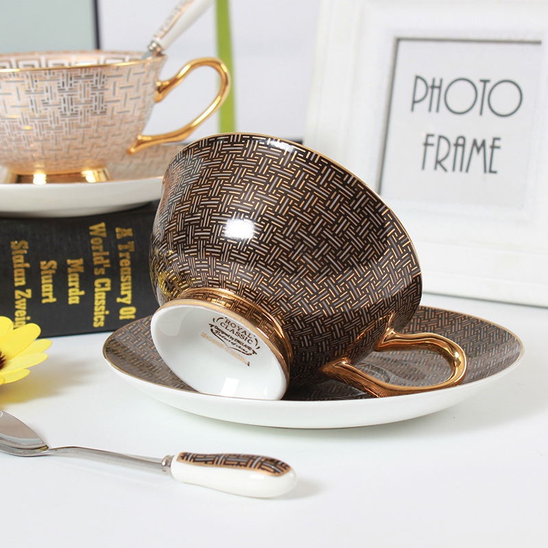 Juego de tazas de café de porcelana de hueso de alto valor Taza de té de la tarde de cerámica británica de lujo ligero para damas de alta gama de estilo europeo