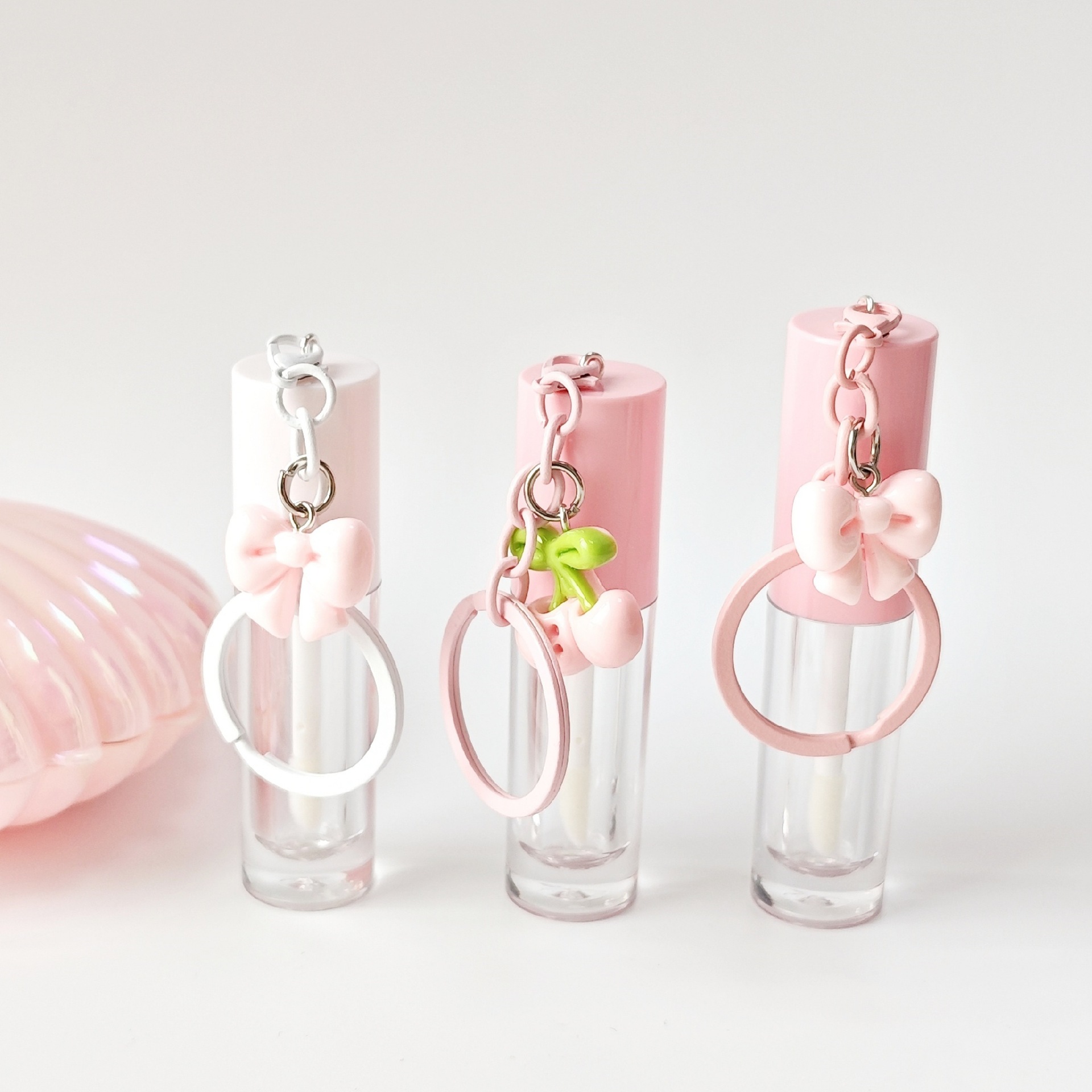 【工厂现货】2.5ml顶部带挂饰粉色透明圆底唇彩管 Lipgloss Tube