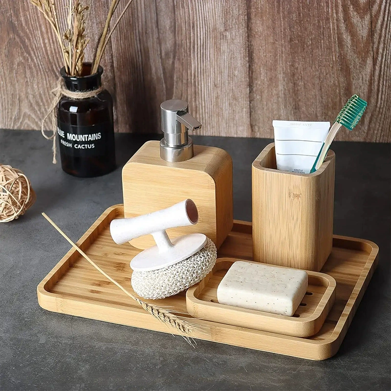 Четырехкомпонентный набор для ванной из бамбука с подставкой для чашек, держателем для зубных щеток, подносом и европейским набором для душа в виде бутылки для отелей.