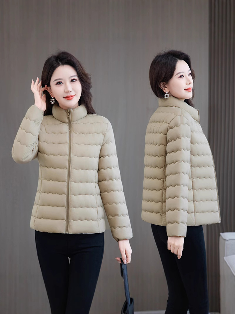 25 temperamento ligero y delgado ropa de damas gruesa 2025 invierno corto de mediana edad nuevo estilo casual abrigo de cuello ligero para mantener el calor