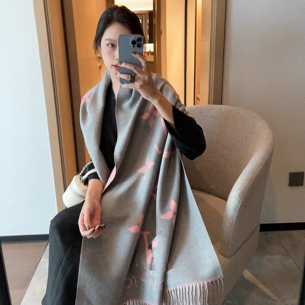 秋冬の新型D字のマフラーの女性はカシミヤのマフラーのフリンジの両面のマントをまねて保温して首を囲みます。