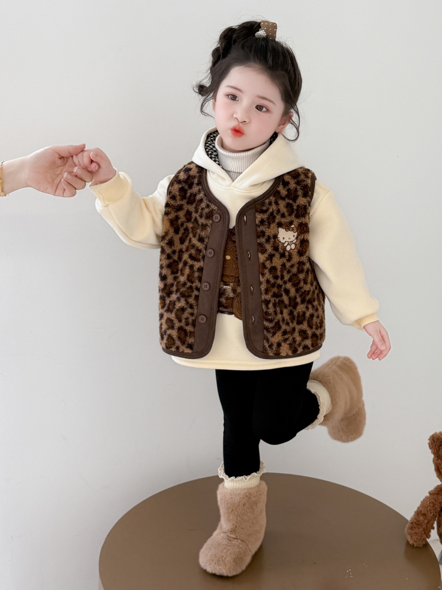 Niñas leopardo gato chaleco conjunto otoño invierno 2025 nuevo estilo de estilo extranjero para niños de moda con camisa de lana dos piezas