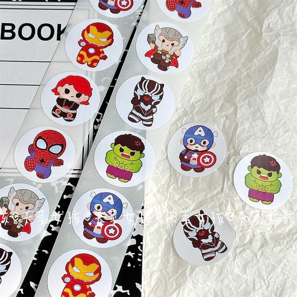 สติกเกอร์ไอรอนแมนของมาร์เวล สติกเกอร์ลายอเวนเจอร์ส แบทแมน กัปตันอเมริกา และไอรอนแมน สติกเกอร์ม้วนแบบอินสตาแกรม แถบกาวสำหรับปิดปากถุง