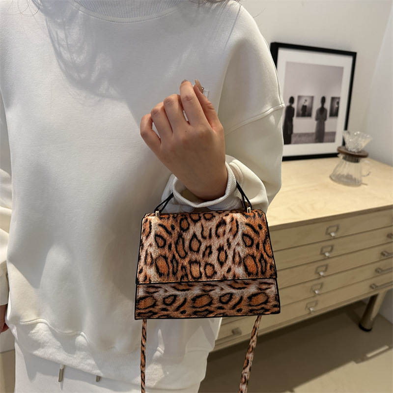Bolso de diseño de nicho ligero de lujo, alto valor de cara, leopardo, bolso de hombro, bolso de viaje universal de moda para mujeres.