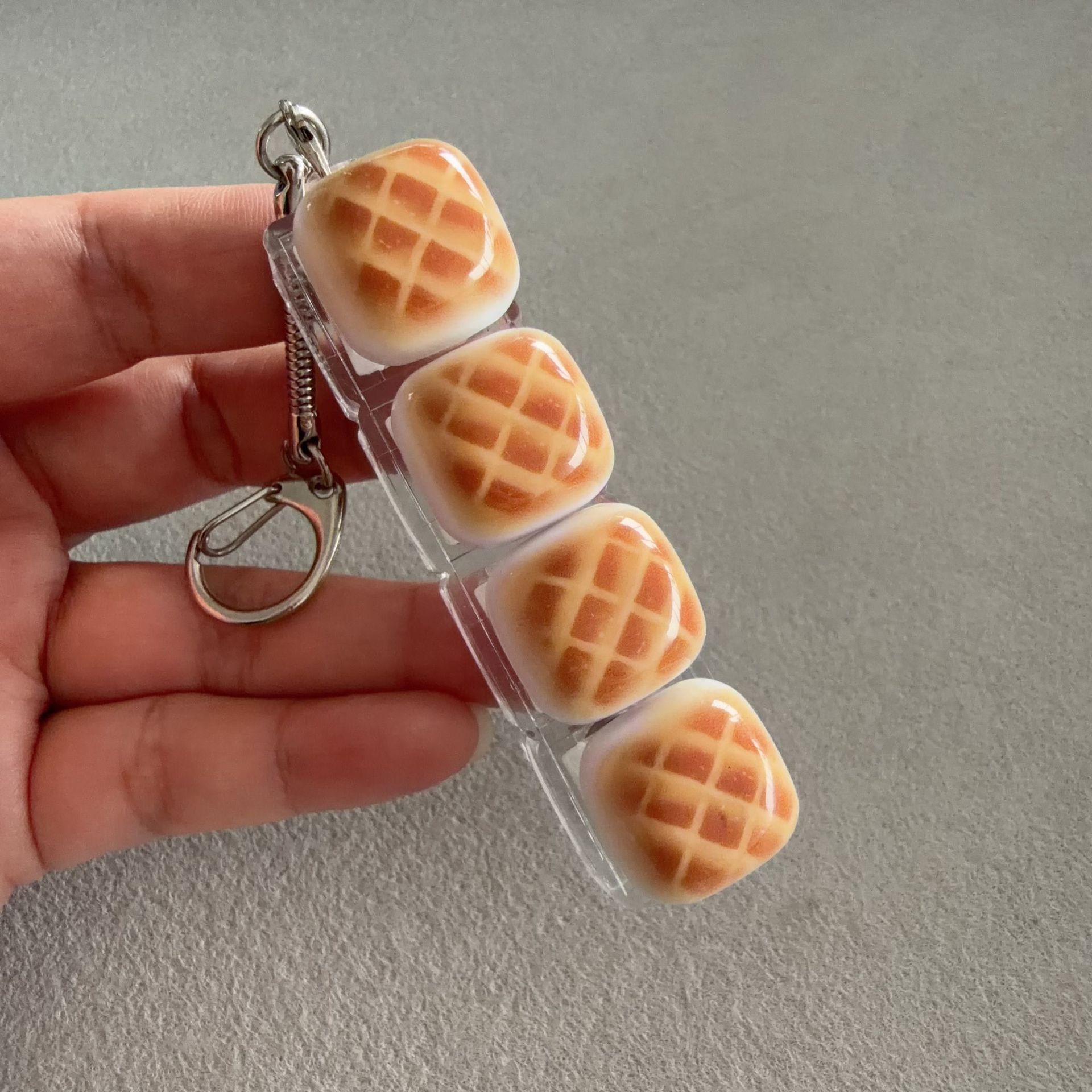Four-button pineapple bun