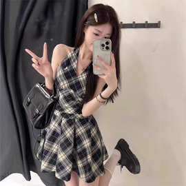 甜辣妹V领黑白格子挂脖连衣裙女夏季小个子a字裙收腰显瘦无袖短裙