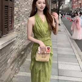 法式气质挂脖v领绿色印花连衣裙女2026夏季新款高级感度假风长裙