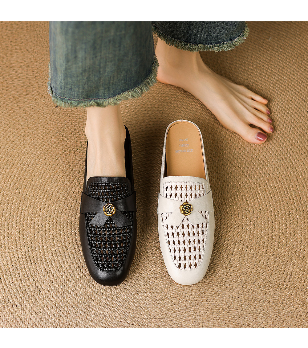 Dép sandal nữ bít mũi đế bằng họa tiết hoa sơn trà phong cách Anh — đen chi tiết 1