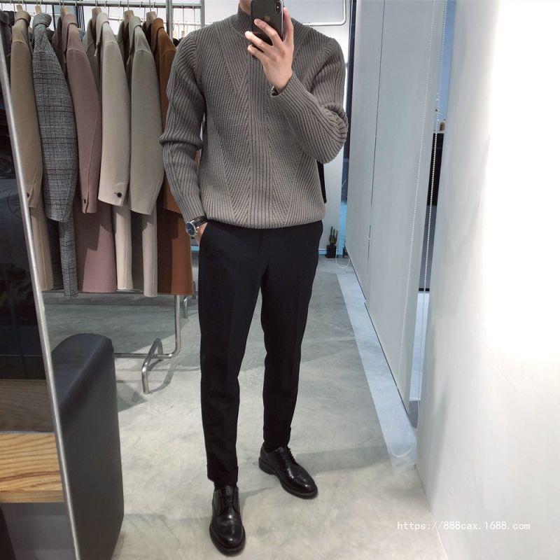 Autumn retro trend knitted sweater with a round collar