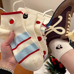 かわいい白い夏の薄い綿の靴下の短い女性のスポーツ風の韓国の低い組は汗を吸います。