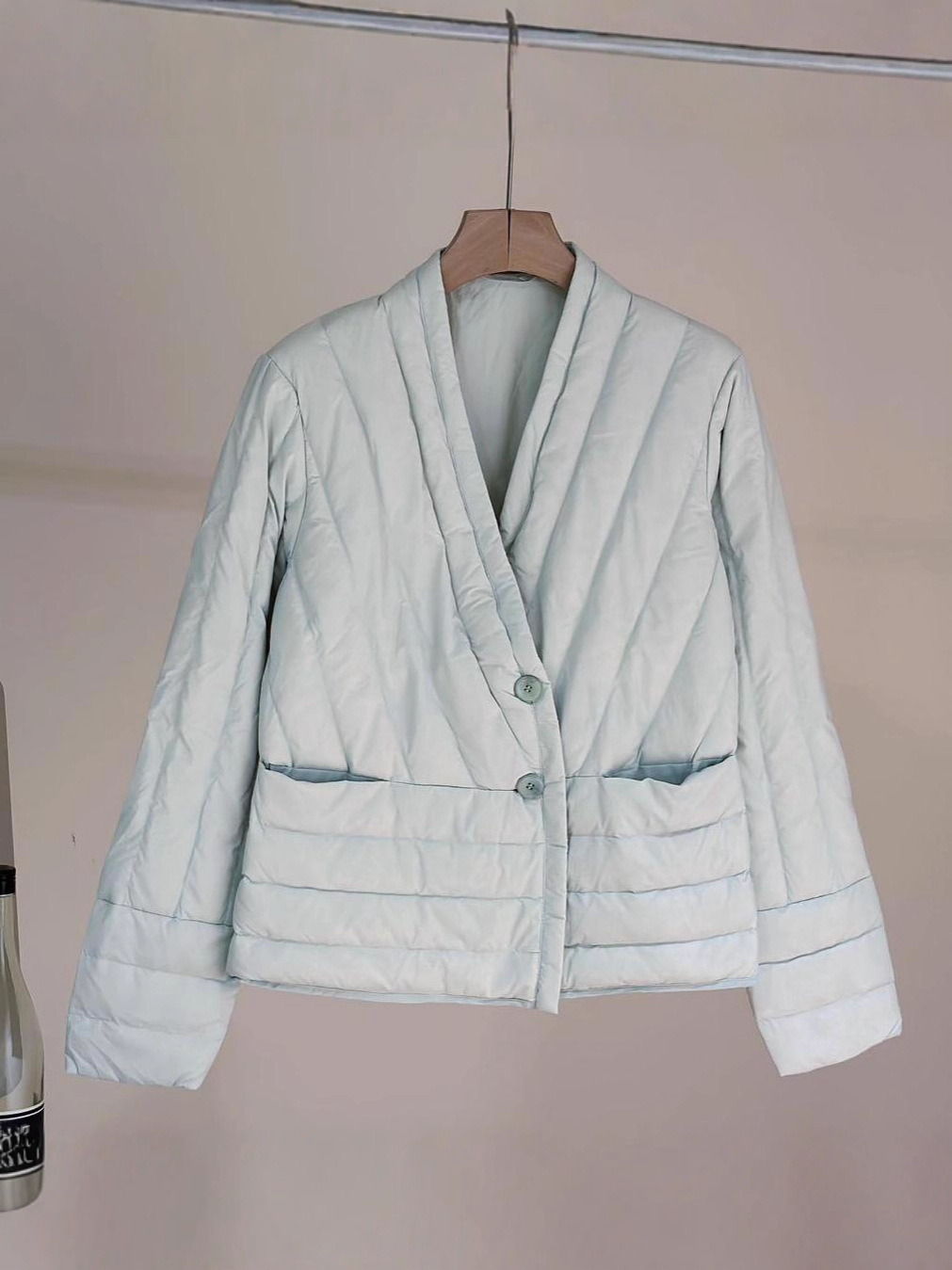 Transfronterizo Tik Tok chaqueta de plumón blanca para mujeres corto y ligero revestimiento coreano caliente cuello en V chaqueta casual