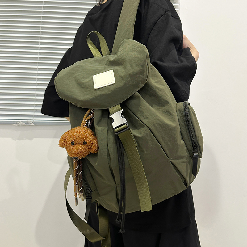 Mochila de nylon de color sólido coreano a prueba de agua de gran capacidad para parejas de viajes casuales ultraligero mochila de moda cool