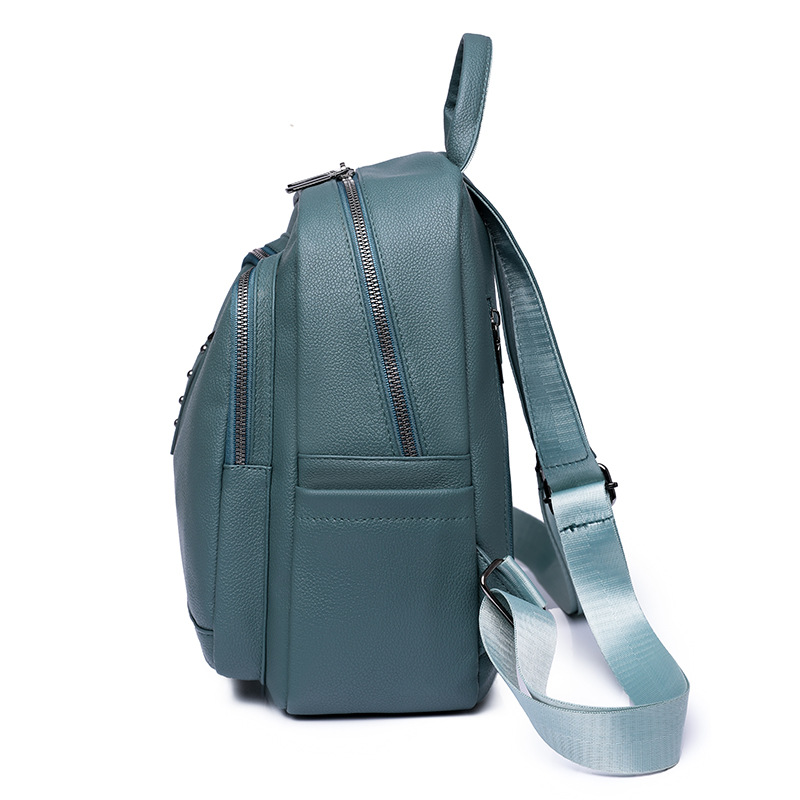 2023 nueva mochila de cuero suave para mujer retro de color sólido, remache simple, mochila de viaje ligera, mochila escolar al por mayor, de moda