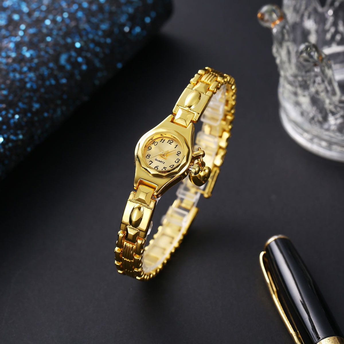 Comercio exterior caliente de cuarzo dorado pulsera de chicas reloj colgante ropa de moda universal accesorios de mujer relojes en stock
