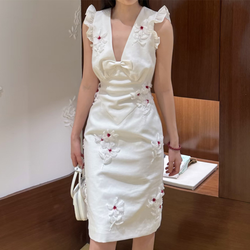 [in Stock] New Summer Style Elegant Straight-Cut Dress with Lace and Small Flutter Sleeves, Deep V-Neck, Mid-Length Dress 25232