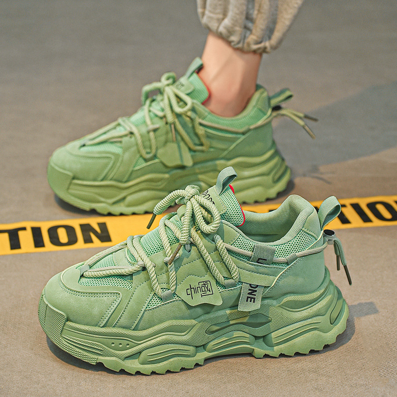 Zapatos de hombre de éxito en línea 2025 nuevos zapatos deportivos juveniles de otoño para correr casuales aumentados con suela gruesa zapatos de moda