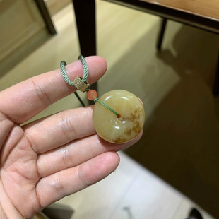 Hetian jade sugar jade peace buckle, delicate jade, sugar ruddy, full and smooth, exquisite atmosphere. Ruler