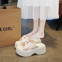 優しくスカートの小さい背が高くなります。厚い底のスリッパの女性は夏に2025新型の松餅の柔らかい底のビーチサンダルを着ます。