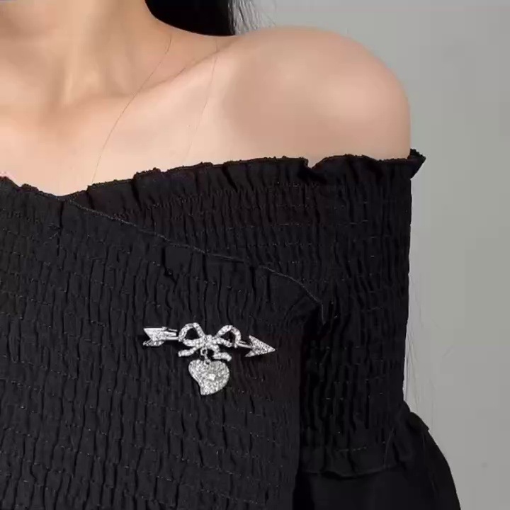 Women's Gender Inlay Design Pin Heart Shape Alloy Inlay Artificial Diamond Women's Brooches