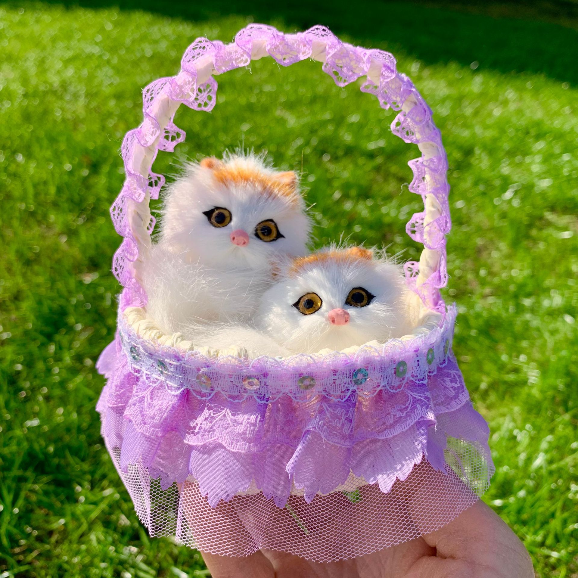 Panier de fleurs violet à cinq doigts mère et enfant chat