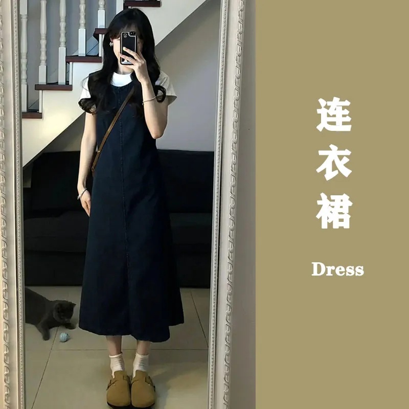 お茶のセットはワンピースを着ています。女性の夏のデザイン感があります。