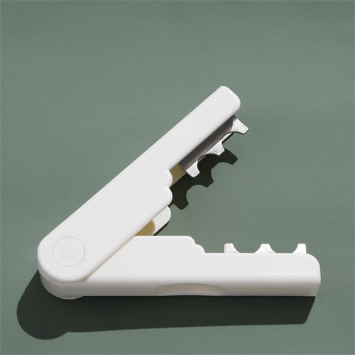 花屋の材料の花の花束を包装して手作りのdiyバラの花を刺します。